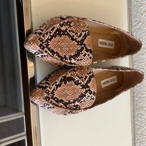 Steve Madden snake skin studded flats. Perfect for fall!